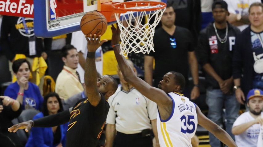 Kevin Durant intenta un bloqueo en la final<br>