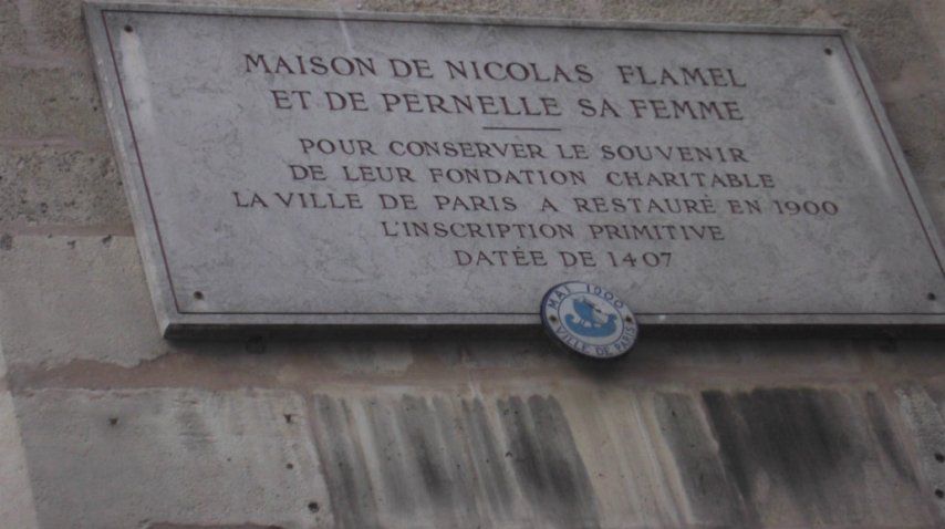 Una placa conmemorativa en la entrada de la casa más antigua de París<br>