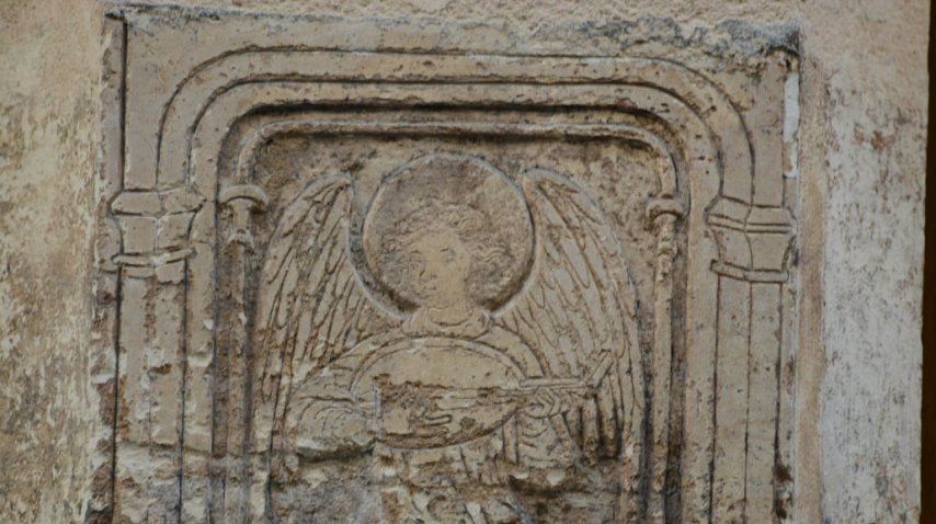 Algunas inscripciones y relieves quedaron en la pared<br>