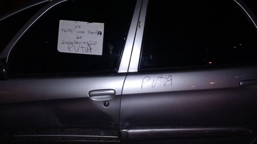 Estacionó en el sector para discapacitados y la escracharon