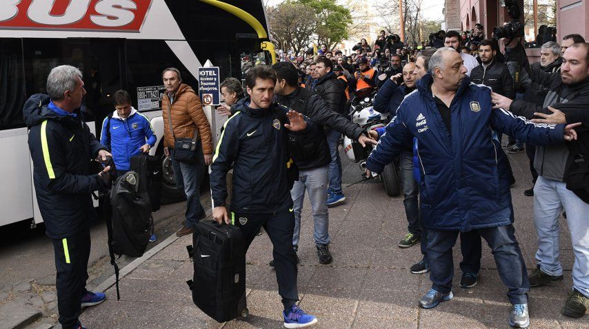 El Mellizo saluda a la gente en su ingreso