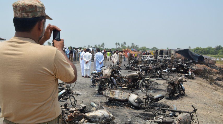 Al menos 120 muertos por la explosión de un camión cisterna en Pakistán