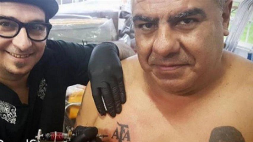 Chiqui Tapia se tatuó el logo de la AFA<br>