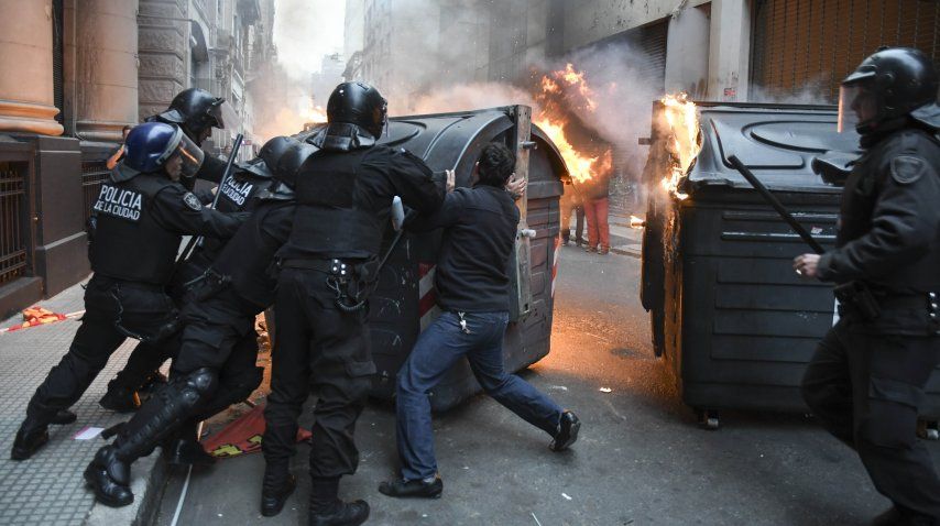 Infantería desalojó la avenida 9 de Julio<br>