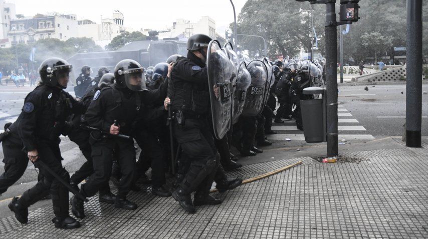 Infantería reprimió a los manifestantes que cortaban la 9 de Julio<br>