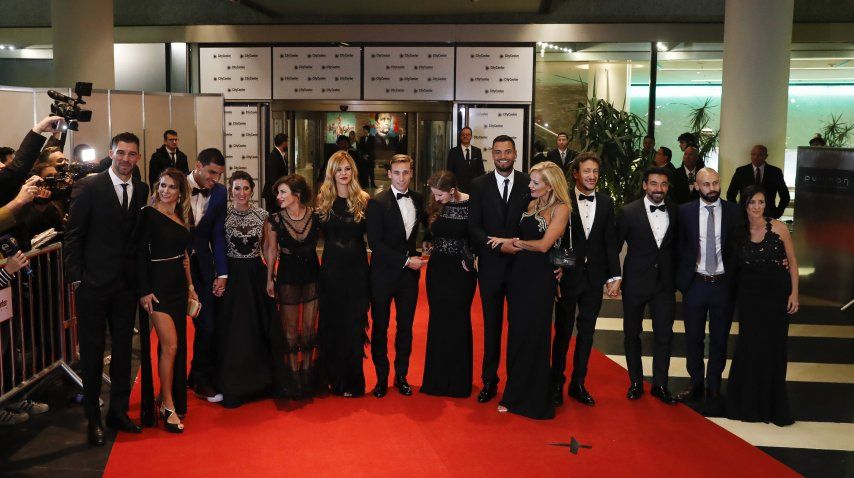 Andújar, Guzmán, Biglia, Romero con Eliana Guerci, Nicolás Vázquez, Lavezzi y Mascherano<br>