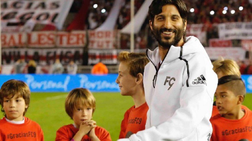 El Chori estuvo en el Monumental en la despedida de Cavenaghi y fue ovacionado