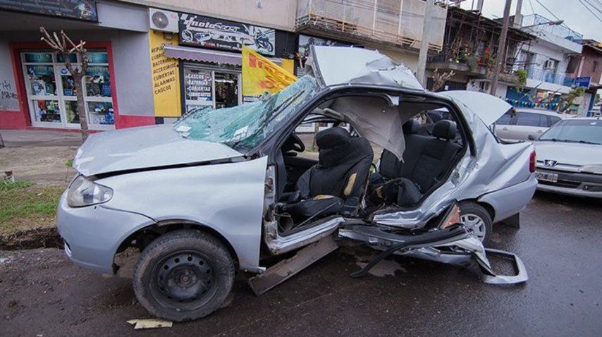 <p>Chocó su contra una columna y murió una nena que llevaba en el auto</p><p></p>