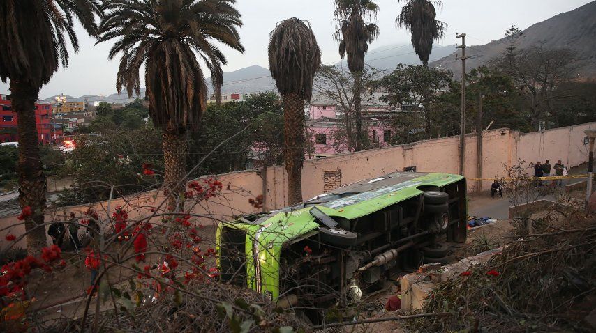 <p> Al menos nueve muertos por el vuelco de un micro en Perú</p><p></p>