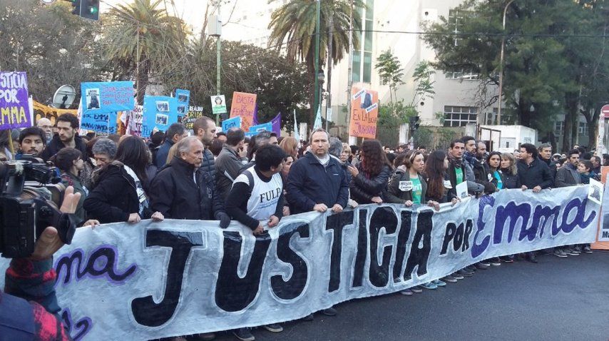 Miles de personas marcharon tras el femicidio de Emma