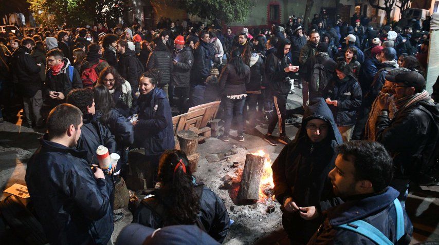 Trabajadores de Pepsico en uno de los accesos a la planta<br>