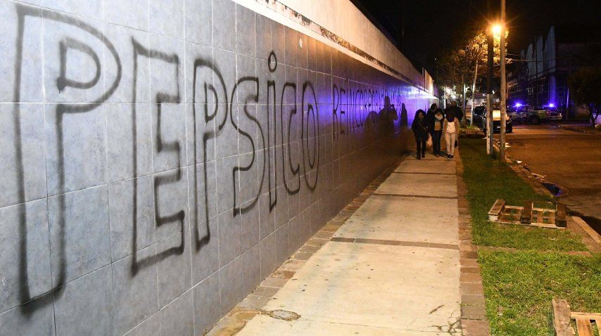 Pintadas en las paredes de la ex planta de Pepsico<br>