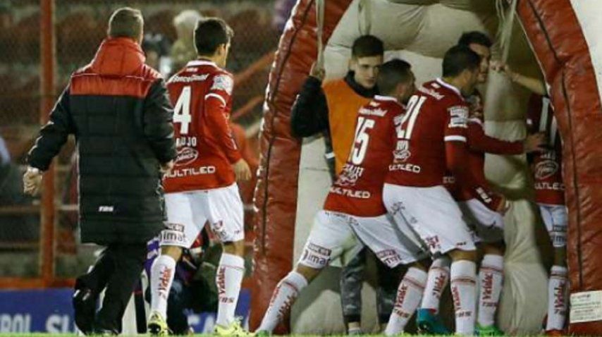 El tumulto se generó en la entrada al túnel que conduce a los vestuarios