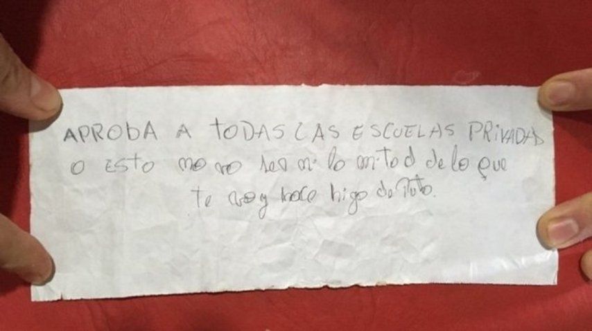 Le tiraron dos bombas molotov a una profesora para que los apruebe