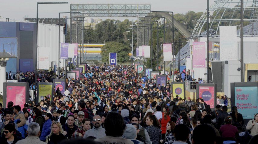 Una multitud recorriendo Tecnópolis<br>