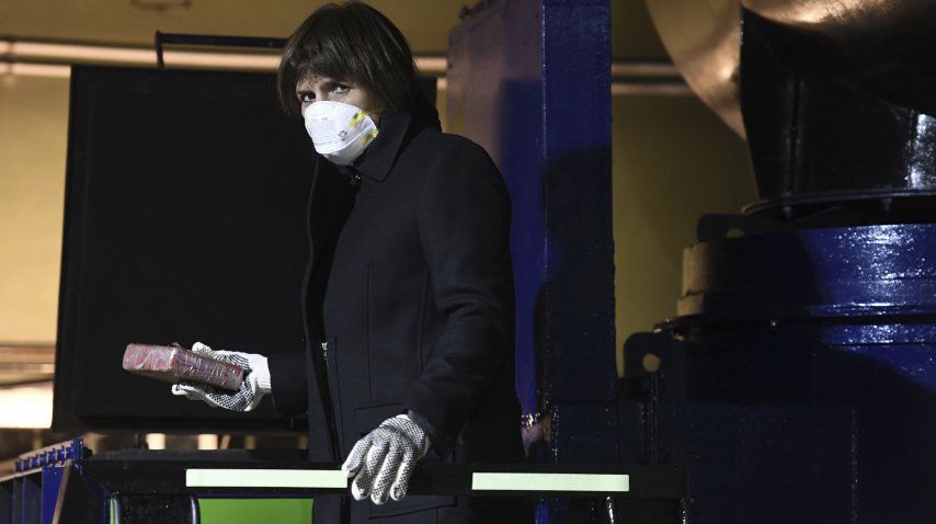 Patricia Bullrich también participó de la quema<br>