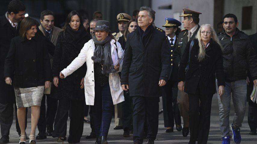 Macri y su equipo en la quema de narcóticos<br>