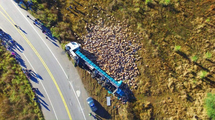 Así volcó el camión con botellas de aceite<br>