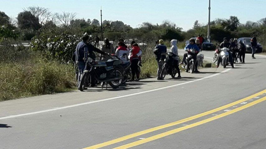 Algunos llegaron en motos a retirar las botellas<br>
