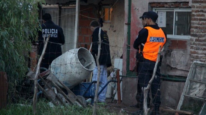 Policía en el interior de la vivienda del menor baleado<br>