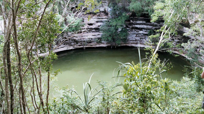 El <b> Cenote Sagrado</b> tiene una depresión circular rellena de agua de 60 metros<br><br>