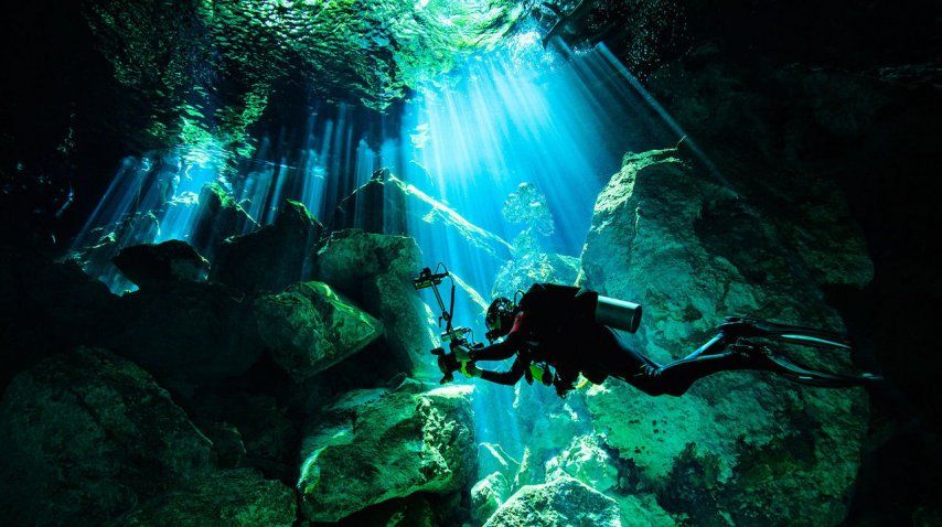 Es idela para practicar buceo debido a sus cavernas<br>