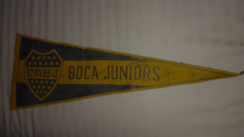 El banderín de Boca firmado para Andrea Xeneize