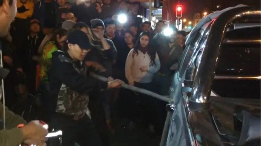 Descubrió a su marido con una amante y le destrozó la camioneta