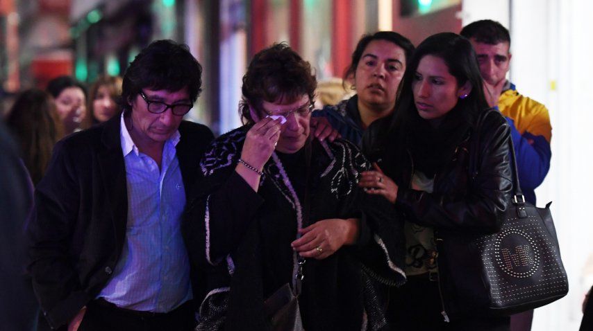 Silvia Pérez, acompañada por sus allegados durante el velatorio de su hija Anahí<br>