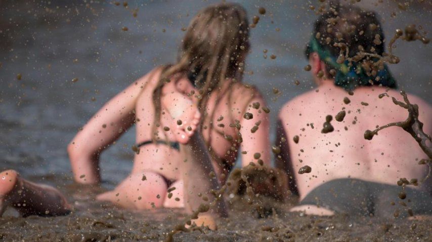 <p> Jugaron semidesnudos en el barro de Woodstock Polonia - Crédito: ALAMY LIVE NEWS</p><p></p>