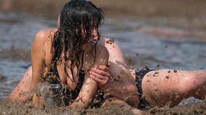 <p> Jugaron semidesnudos en el barro de Woodstock Polonia - Crédito: ALAMY LIVE NEWS</p><p></p>