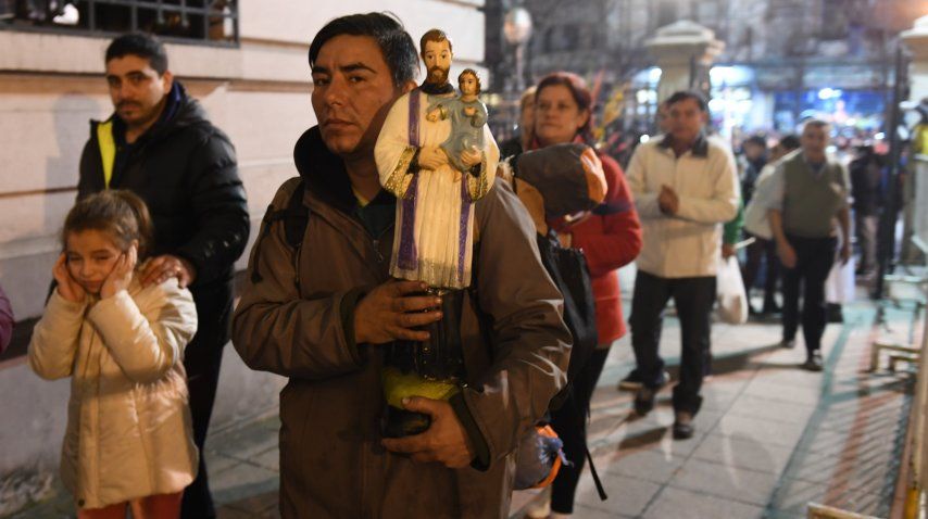 La multitud ingresa a la iglesia de San Cayetano