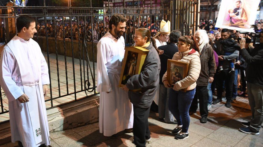 La multitud ingresa a la iglesia de San Cayetano