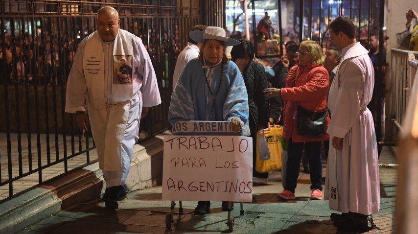 La multitud ingresa a la iglesia de San Cayetano