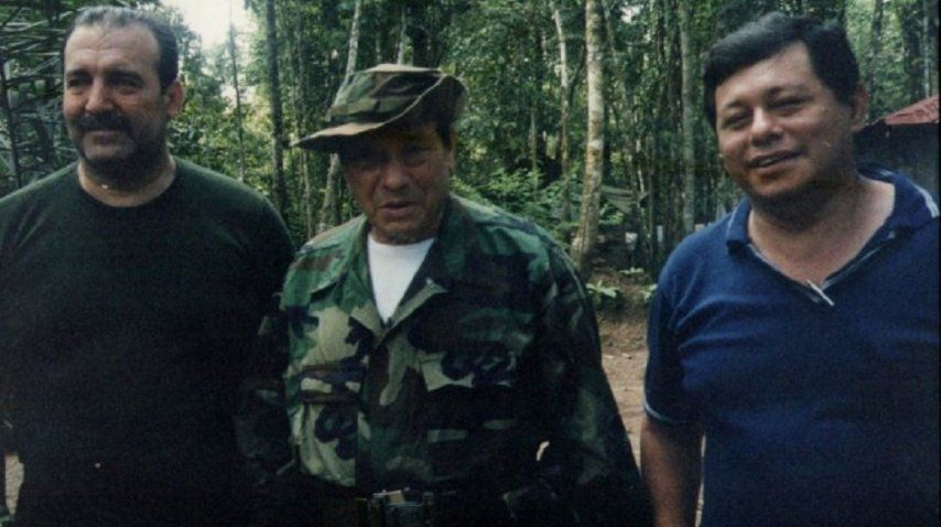 Patricio Echegaray con Manuel Marulanda, líder de las FARC<br>