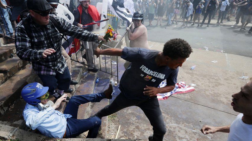 Incidentes, ataques y peleas antes de la marcha nacionalista en Virginia<br>