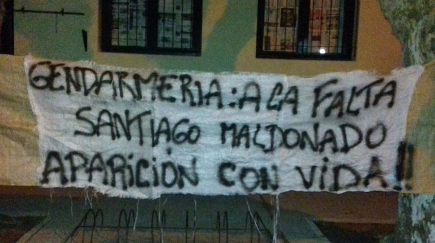 Colgaron una bandera en la escuela en la que debe votar Santiago Maldonado<br>