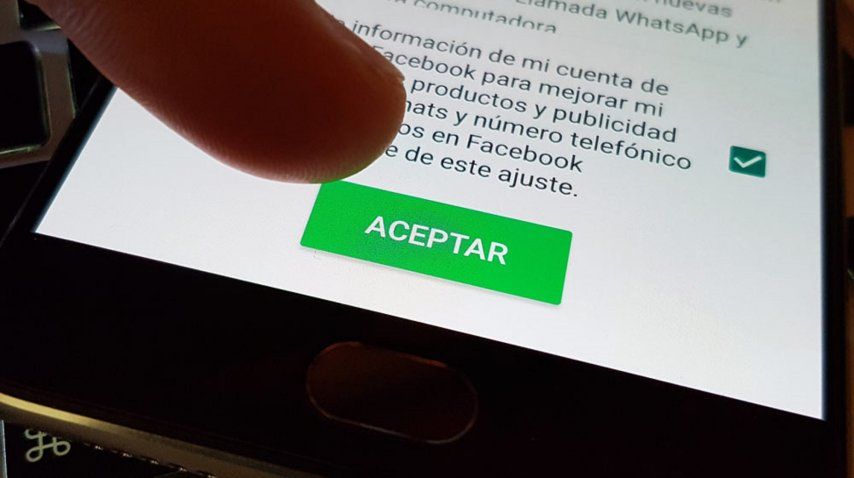 Multan a WhatsApp por compartir datos con Facebook