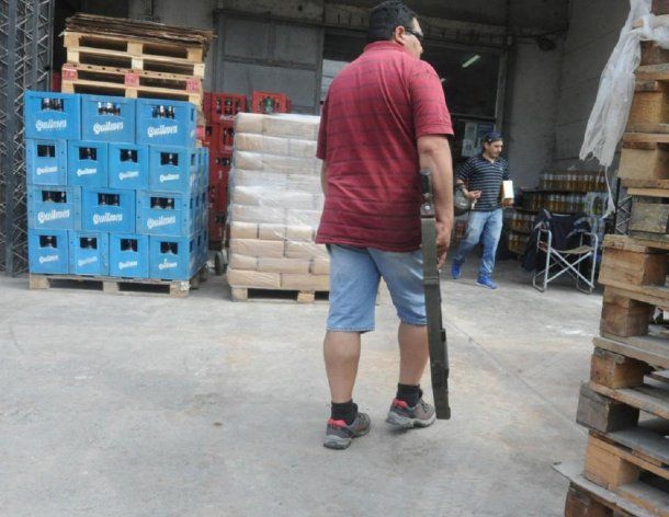 El custodio de Rodolfo Monetti deambula con su arma larga por la distribuidora<b><br></b>